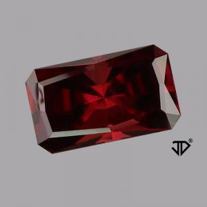 Zircon Radiant 4.07 carat Red Photo